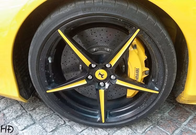 Hệ thống phanh với đĩa gốm-carbon khiến chiếc xe có khả năng dừng hiệu quả ở tốc độ cao và mòn lâu hơn. Những chiếc 458 Italia nguyên bản có mâm 5 cánh mỏng màu bạc hoặc xám, tuy nhiên chiếc xe này đã được chủ nhân sơn lại màu đen với các cánh màu vàng tương tự màu xe.