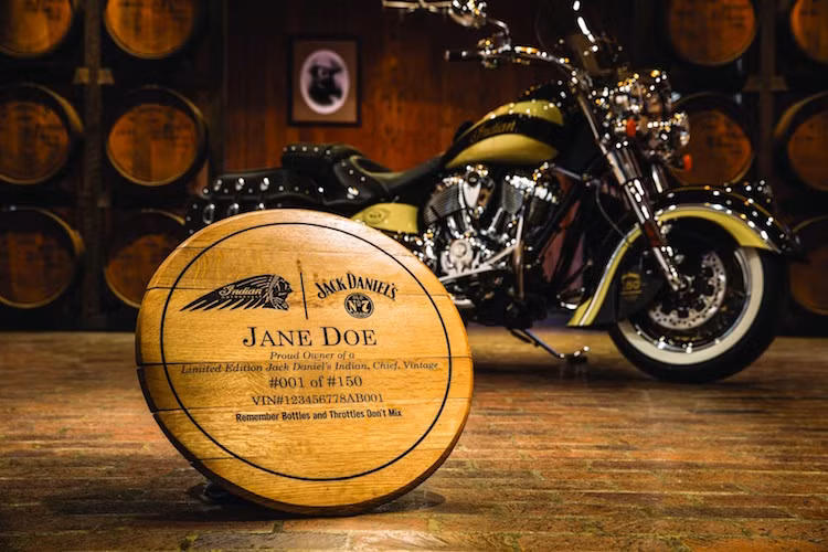 Đi kèm với mỗi chiếc Chief Vintage và Springfield Jack Daniel's là một nắp thùng rượu được khắc số thứ tự sản xuất, số VIN của mỗi chiếc xe và tên chủ xe như một giấy chứng nhận độ "độc".