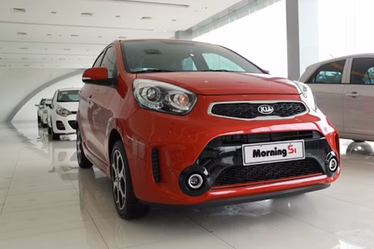 Cũng là một dòng xe cỡ nhỏ khá "hot" tại Việt Nam kể từ năm 2007, Kia Morning luôn nằm trong top 10 xe bán chạy vài năm gần đây nhờ có kiểu dáng đẹp, độ tin cậy cao và tương đối tiết kiệm nhiên liệu. Phiên bản thấp nhất của xe đang được bán tại Việt Nam với giá 330 triệu đồng.