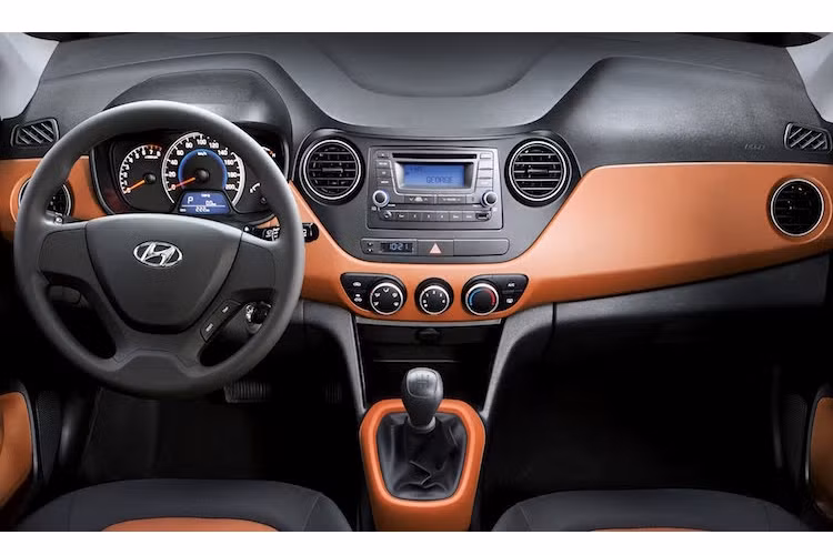 Phiên bản hatchback đắt nhất của i10 có giá 457 triệu, trong khi bản sedan là 479 triệu. Cũng giống như Morning, trang bị của i10 cũng khá hấp dẫn với ghế da, vô-lăng trợ lực điện, khởi động nút bấm, kết nối Bluetooth, chống bó cứng phanh, camera lùi...