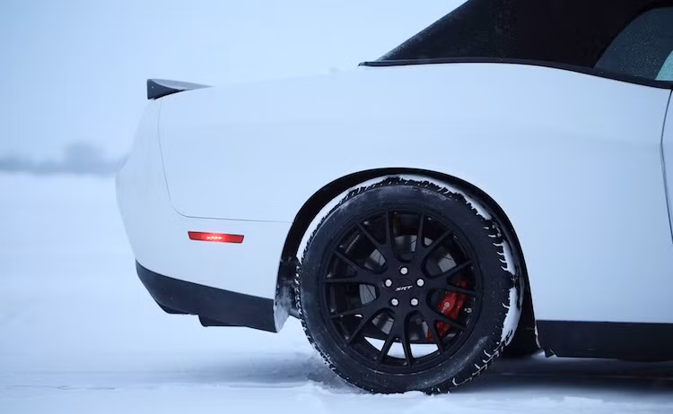 Để có thể sở hữu một chiếc Challenger Hellcat Convertible, khách hàng sẽ phải bỏ ra tới 139.900 USD (tương đương 3,1 tỷ đồng). Con số này đắt hơn gấp đôi so với mức khởi điểm 62.495 USD của một chiếc Hellcat nguyên bản tại Mỹ.