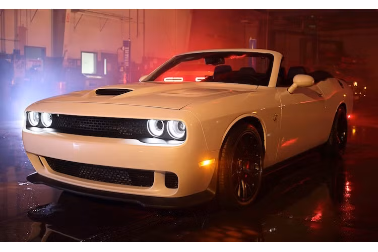 So với một chiếc Challenger Hellcat bình thường, bản độ của Iverson Customs không có thay đổi ngoại thất gì ngoài việc bỏ đi mui cứng của chiếc xe.