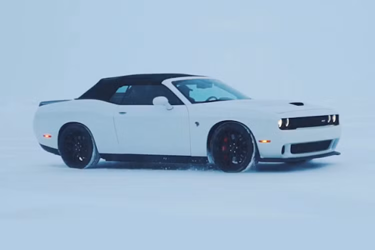 Với công suất cực lớn, Challenger Hellcat Convertible có khả năng tăng tốc từ 0-100 km/h trong 3,9 giây và đạt tốc độ tối đa lên tới 320 km/h.