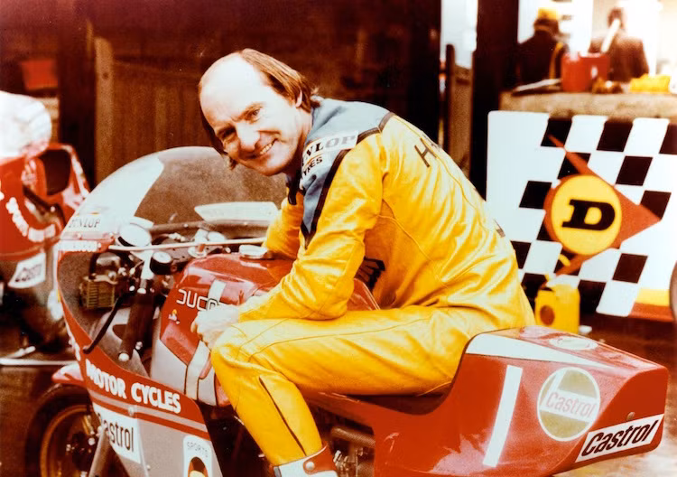  Ducati Scrambler Mike Hailwood Edition được đặt tên theo Mike Hailwood - một trong những tay đua vĩ đại nhất mọi thời đại. Năm 1978, sau 11 năm tạm nghỉ, ông đã sử dụng một chiếc Ducati 900SS để tham gia vào giải đua Isle of Man cực nguy hiểm và giành chiến thắng.