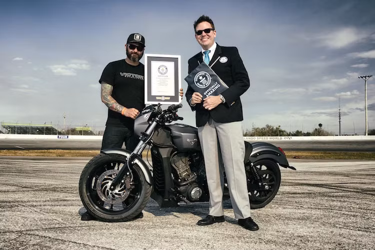 Dù sao với tổng chiều dài 3,588 km, Drayden cùng chiếc môtô Victory Octane đã chính thức được chuyên viên của tổ chức Guinness ghi nhận là kỷ lục burnout dài nhất Thế giới.