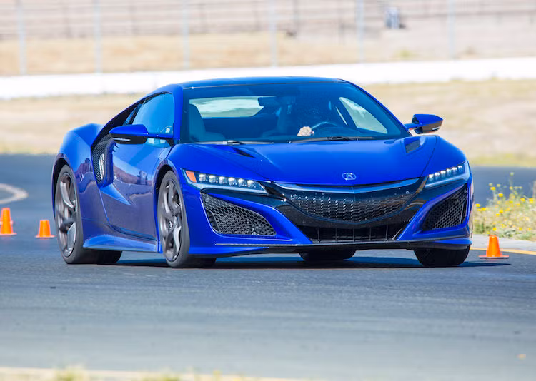 Ban đầu, Honda đã định lắp cho NSX hệ thống đánh lái trục sau tương tự Porsche 911 GT3. Tuy nhiên, do chiếc xe vốn đã có trọng lượng lên tới 1,725 tấn nên hãng đã bỏ ý định này.
