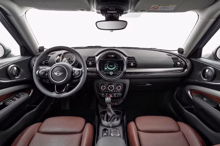 Tương tự ngoại thất, nội thất của Clubman cũng có cách bố trí giống với các dòng MINI khác, và có thiết kế mang đậm sự cá tính của tuổi trẻ với nhiều chi tiết mang hình tròn khá ngộ nghĩnh.