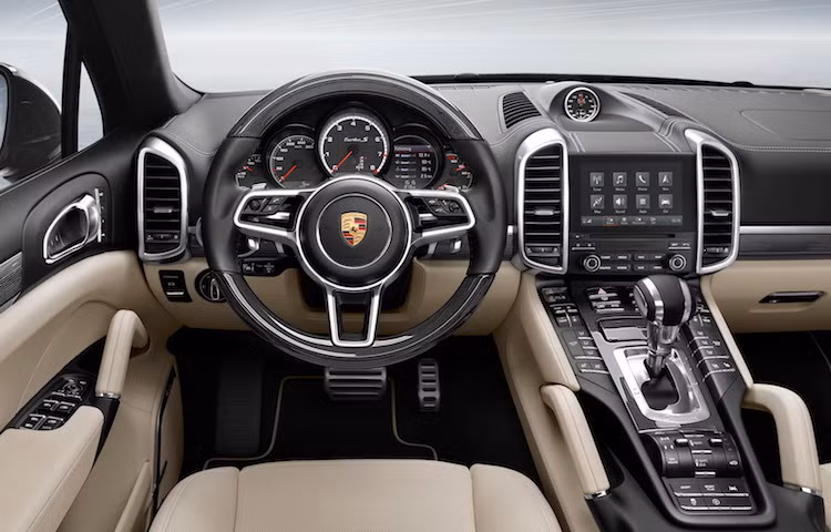 Tuy nhiên ở trong nội thất, Cayenne sẽ được trang bị sẵn hệ thống thông tin giải trí PCM (Porsche Communication Management) kèm màn hình cảm ứng 7 inch, đã từng xuất hiện lần đầu trên chiếc 911 bản nâng cấp.