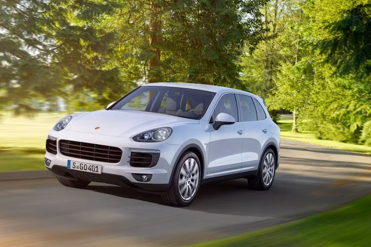 Đợt nâng cấp mới nhất của dòng SUV hạng sang Porsche Cayenne 2017 sẽ được tiến hành trên tất cả các phiên bản của xe, từ bản "rẻ tiền" nhất Cayenne tới bản cao cấp nhất Cayenne Turbo S.