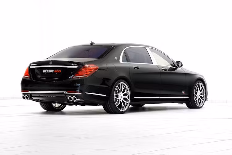 Ở phía sau, Brabus đã trang bị cho chiếc xe hệ thống 4 ống xả với thiết kế đặc biệt có khả năng điều chỉnh âm thanh chỉ bằng 1 nút bấm qua các van pô điều khiển điện tử.