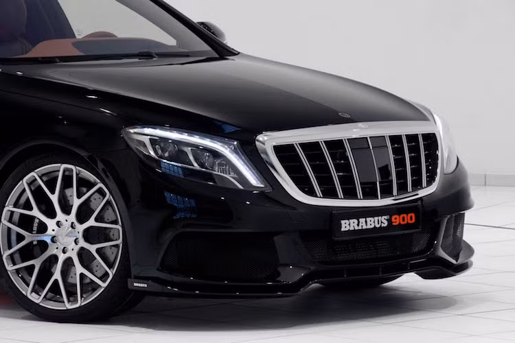 Bên cạnh bộ bodykit thể thao, điểm đặc biệt của phiên bản Brabus 900 Maybach này đó là lưới tản nhiệt quen thuộc của dòng S-Class bình thường đã được thay bằng loại nan mạ chrome dọc, dễ dàng khiến người ta nhớ tới những chiếc Maybach 57/62S trước kia.