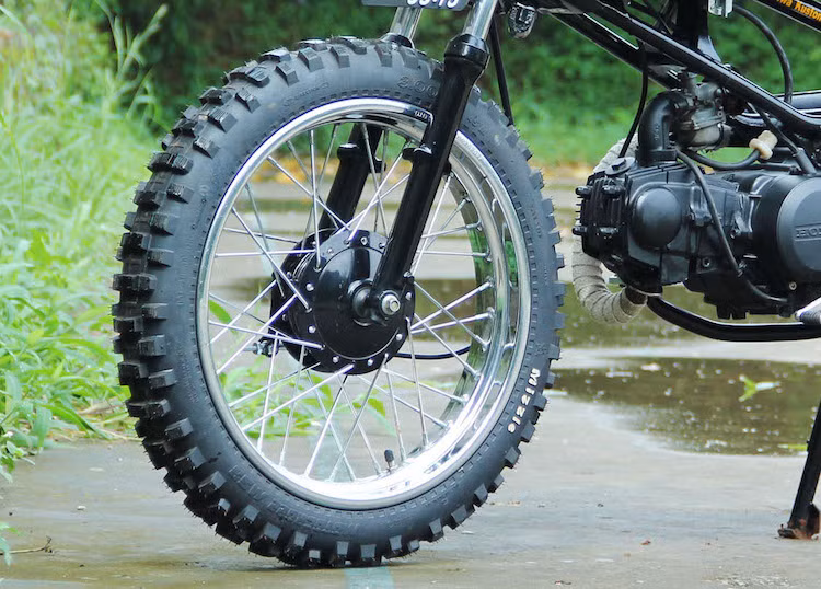 Một chiếc tracker không thể thiếu được bộ lốp gai đặc trưng, đó là lý do khiến Wahyu lựa chọn lốp Mizzle MS3 Motocross 3 inch kèm theo vành đường kính 17 inch.