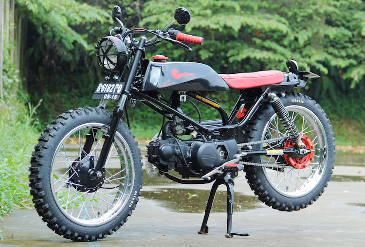 Sau khi độ xong, chiếc Honda Win của Wahyu đã trở nên đầy cá tính và "nổi loạn", hoàn toàn thoát khỏi kiểu dáng vuông vức nhàm chán ban đầu.