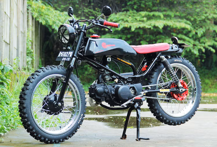 Chủ nhân của bản độ Honda Win 100 Brat Tracker này là Wahyu Hidayat - Chủ xưởng độ Diwa Kustomslaughters tại Indonesia. Anh đã lấy cảm hứng cho chiếc xe từ các mẫu xe địa hình enduro của thập niên 70.