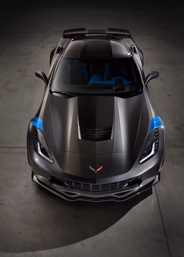 So với các phiên bản bình thường, Corvette Grand Sport không có nhiều khác biệt, ngoại trừ những decal dán 2 bên thân xe, mâm mới và bộ bodylips ốp dưới các cản của xe mang tính khí động học hơn.