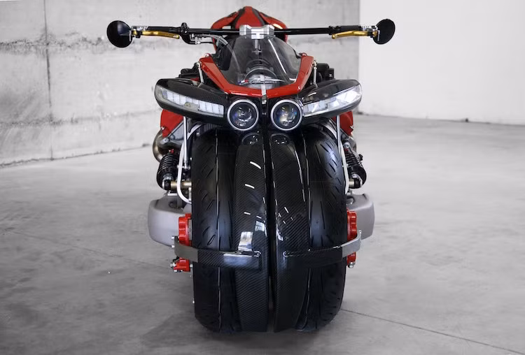 Chiếc xe được trang bị lốp kép song song như siêu môtô Dodge Tomahawk đình đám một thời, cùng với hệ thống lái gián tiếp độc đáo. Những đèn pha projector và xi-nhan LED càng khiến cho Lazareth LM847 trở nên "dữ dằn" hơn.