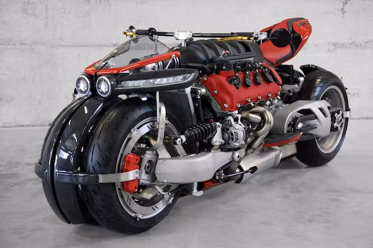 Ngay từ cái nhìn đầu tiên, chiếc siêu môtô Lazareth LM847 đã có thể "gây sốc" bất kỳ dân chơi xe nào với kích thước đồ sộ cùng ngoại hình cực độc đáo và lạ lẫm, chưa từng xuất hiện trên bất kỳ mẫu xe nào từng được chế tạo trước đây.