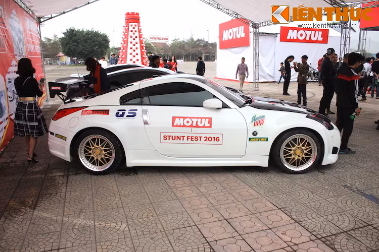 Chiếc xe thể thao Nissan 350Z độ này thuộc sở hữu của anh Hải Phạm - một người đam mê bộ môn drift và đồng thời là chủ xưởng độ Wit Tuning nổi tiếng ở Sài Gòn.