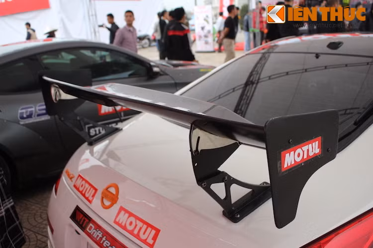 Trên nắp khoang hành lý của xe có sự hiện diện của một cánh đuôi cỡ lớn bằng sợi carbon, với giá gắn có khả năng điều chỉnh góc nghiêng.