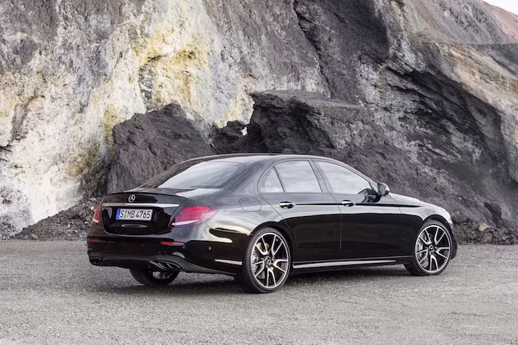 Bodykit của chiếc xe chỉ có kiểu dáng hơi khác biệt một chút so với các phiên bản E-Class cao cấp; ngoài ra những thay đổi khác gồm ống xả kép ở phía sau và mâm 19 inch đặc biệt.