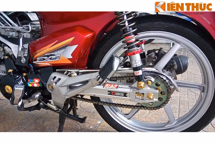 Toàn bộ chiếc xe được sơn lại trong màu đỏ nổi bật với tem của phiên bản Dream EX5 bán tại Malaysia. Trong khi đó, bộ gắp sau được thay bằng gắp nhôm DBS chắc chắn và dàn để chân "giò gà" được lấy từ phiên bản Wave Nice ở Thái.