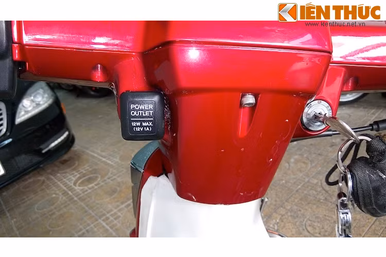 Ở bên trái ổ khóa, chiếc Dream đã được những người thợ Sài Gòn khéo léo tích hợp thêm một ổ điện nhỏ tiện dụng, để sạc các thiết bị như điện thoại hay tablet khi cần thiết.