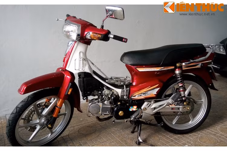 Tại các tỉnh thành miền Nam, phong cách Dream kiểng thường được nhiều người chơi xe ưa chuộng. Với chiếc Honda Dream Thái này, chủ xe đã khiến chiếc xe trở nên trẻ trung và bắt mắt hơn, đồng thời tiện dụng hơn nhiều so với xe nguyên bản.