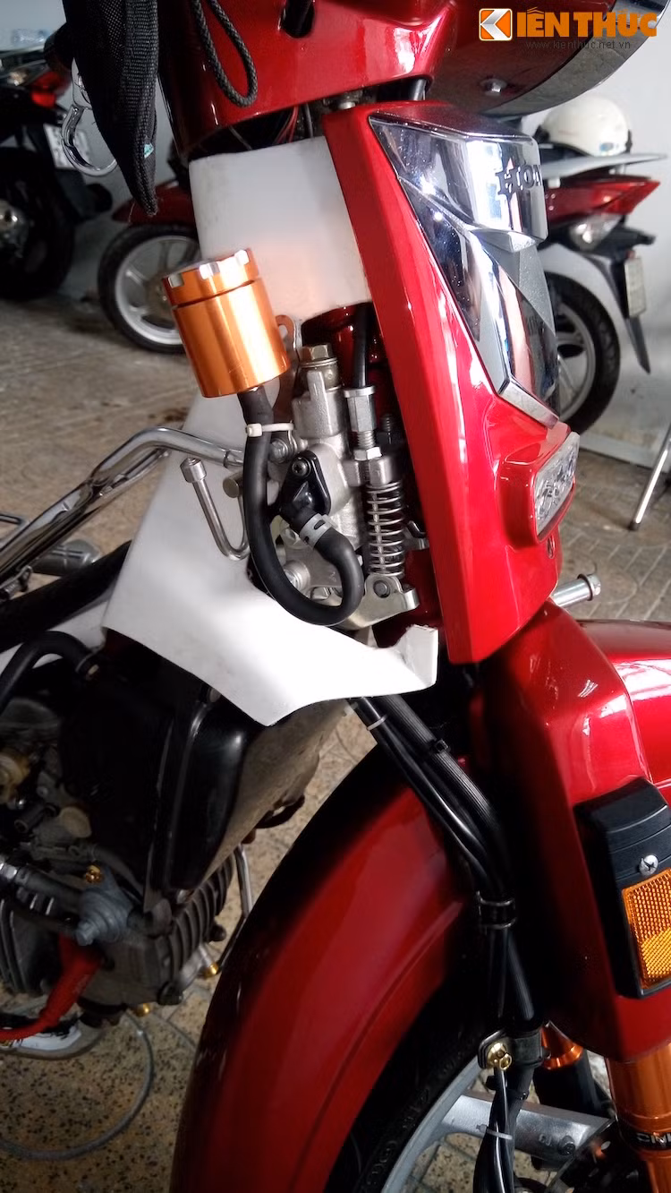 Pen đạp lấy từ Honda Vision được sử dụng để nâng cấp phanh trước của chiếc xe lên phanh đĩa do nhỏ gọn, kèm theo bình dầu CNC.