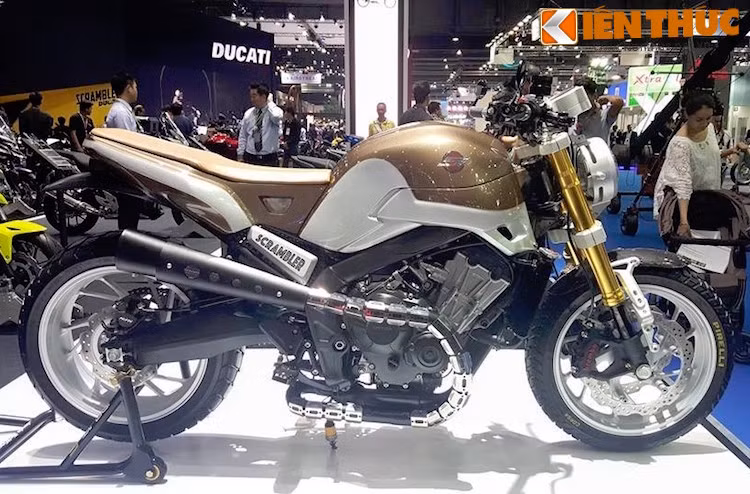 Thay vì chạy theo kiểu dáng scrambler cổ điển như Ducati Scrambler hay nhiều đối thủ khác, Honda đã thiết kế CB650F theo hướng hiện đại hơn, sử dụng các mảng thân xe góc cạnh ở phía sau và kết hợp với ốp nhựa bạc xung quanh bình xăng.