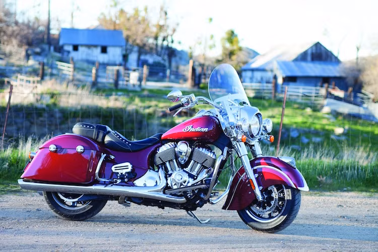 Là một chiếc cruiser cỡ lớn, Springfield có trọng lượng lên tới 372 kg và bình xăng dung tích 20,8 lít.