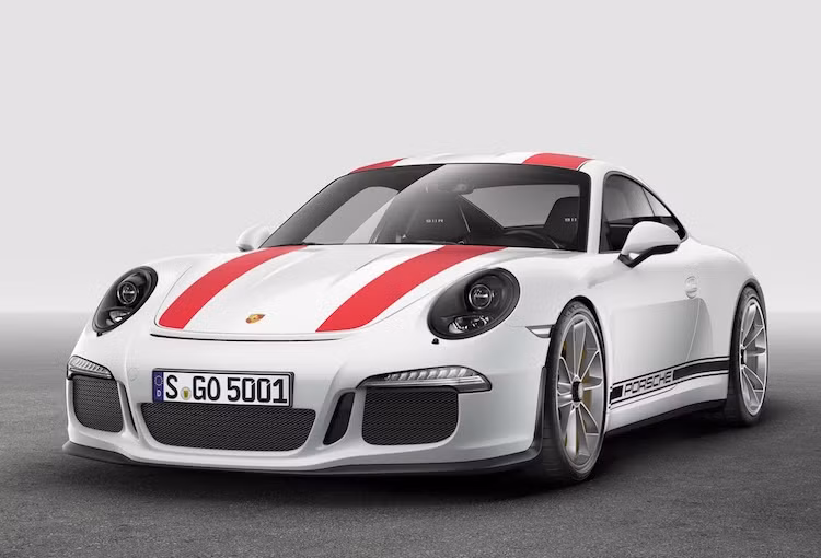 Được phát triển từ dòng siêu xe 911 GT3, Porsche 911R có thân xe thiết kế "y hệt" với bodykit thể thao và mâm theo phong cách xe đua với ốc bắt trục ở chính giữa.