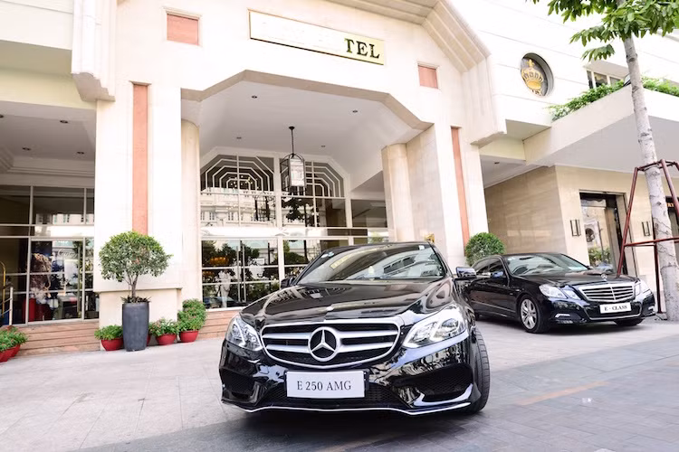 Với Mercedes-Benz E 250 AMG, khách sạn Rex sẽ xây dựng được hình ảnh năng động &amp; trẻ trung, phù hợp với vị thế sầm uất và náo nhiệt ngay tại trung tâm thành phố. Tại thị trường Việt Nam, mẫu xe này đang được bán lẻ với giá 2,33 tỷ đồng.