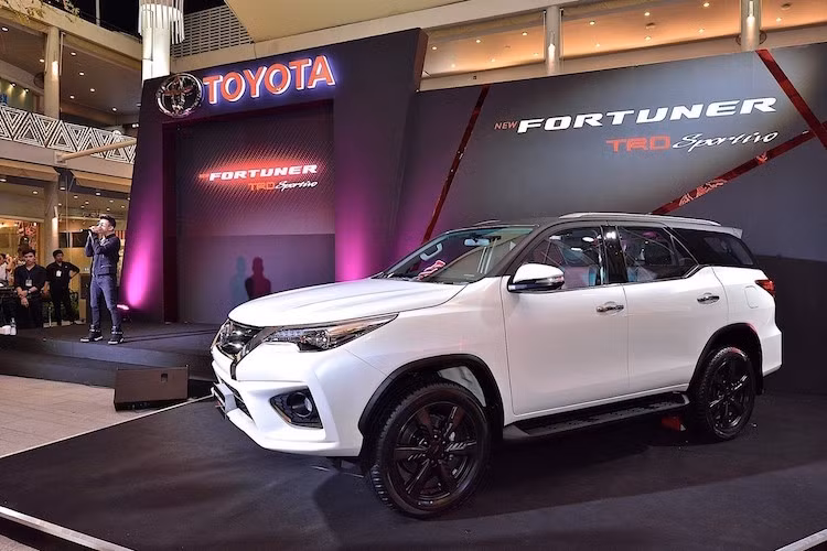 Ở bên ngoài, Fortuner TRD Sportivo mới nổi bật hơn các phiên bản thường nhờ có bộ bodykit của TRD, mui xe màu đen mờ cùng mâm 20 inch 6 chấu sơn bóng dùng lốp Dunlop 265/50.