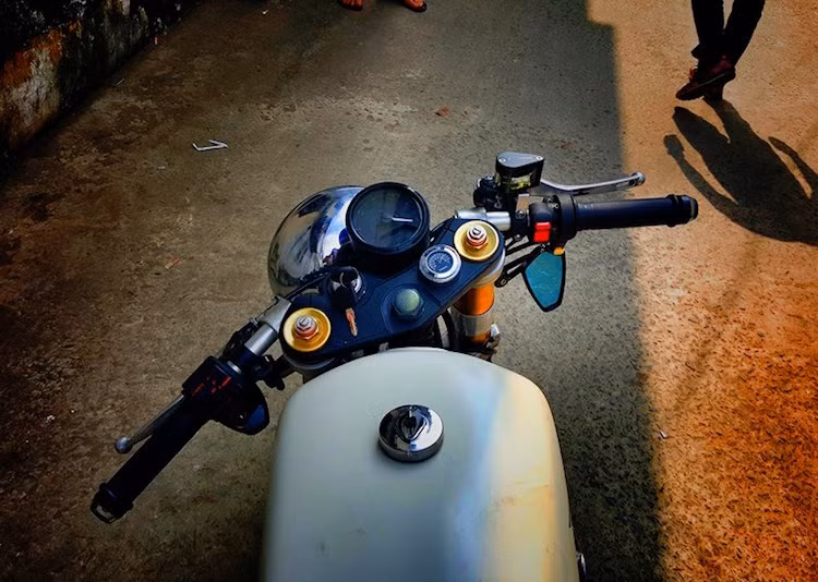 Với phuộc USD, chiếc xe đã được lắp tay lái clip-on theo đúng phong cách cafe racer thể thao. Một đồng hồ điện tử với báo tua chạy cơ cung cấp toàn bộ các thông tin quan trọng về chiếc xe.