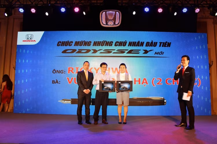 Honda Việt Nam sẽ chính thức phân phối Odyssey thông qua hệ thống các Đại lý Ô tô Honda trên toàn quốc từ tháng 3/2016 với 3 màu trắng, ghi và đen và giá bán 1,99 tỷ đồng. Mặc dù vừa mới công bố giá bán vào ngày 18/3 nhưng số lượng khách hàng đặt mua xe tính đến thời điểm này đã lớn hơn rất nhiều so với kỳ vọng của Honda Việt Nam.