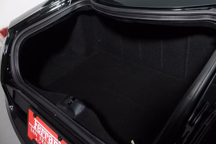 Vốn được phát triển từ dòng siêu xe du lịch 599 GTB nên 599 GTO sở hữu khoang hành lý phía sau với dung tích lớn, đủ chỗ chứa được 2 vali du lịch cỡ lớn cho những chuyến du lịch dài.