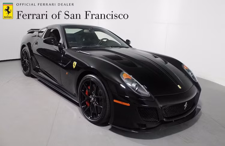 Ra mắt lần đầu vào năm 2010, Ferrari 599 GTO là phiên bản thể thao sản xuất với số lượng giới hạn 599 chiếc của dòng siêu xe du lịch 599 GTB. ở dạng nguyên bản, chiếc xe vốn đã được coi là bản "đường phố" của chiếc xe đua Ferrari 599XX.