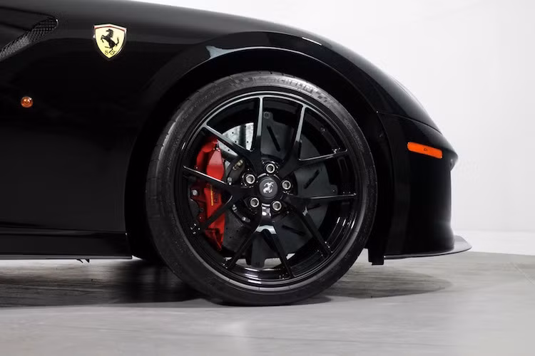 Tuy nhiên ít ai biết rằng khi mua 599 GTO, khách hàng còn có quyền đặt chiếc xe với gói phụ kiện khí động học "Track Use Aerokit", giúp biến ngoại hình của xe giống y hệt như 599XX.