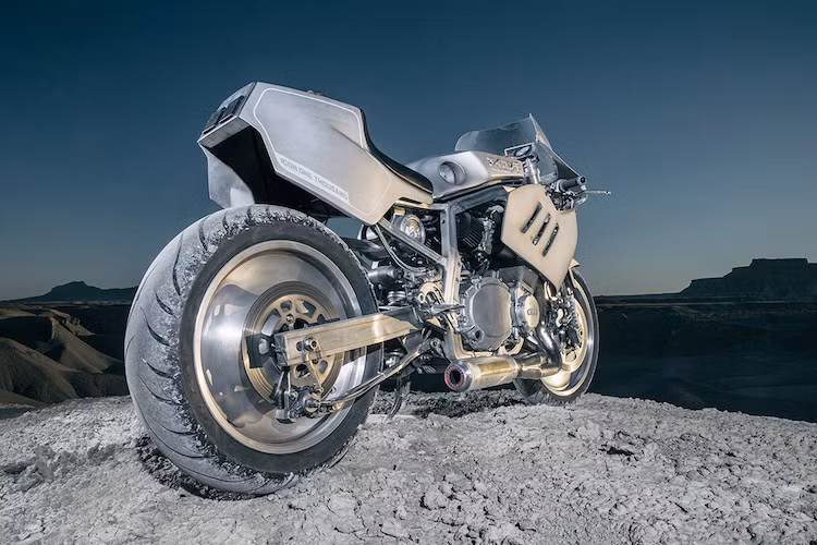 Bộ khung nguyên bản của GSX-R750 có khung phụ được rút gọn, gia cố bởi các ống thép và tiếp tục sử dụng đuôi xe "zin". Cả 2 bánh xe đều dùng lốp của Avon.