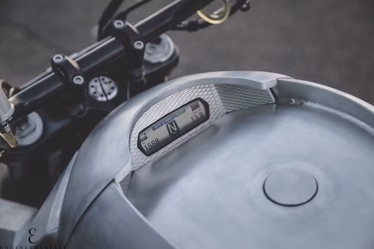 Trên bản độ Ducati Diavel này, Sharma đã cố gắng giữ lại các chức năng nguyên bản của nó, trong khi "thổi" vào nó một ngoại hình đầy tính tương lai. Ngoại trừ phần cong ở trên bình xăng, toàn bộ các chi tiết còn lại trên chiếc xe đều được tạo hình từ các mảnh đa giác.