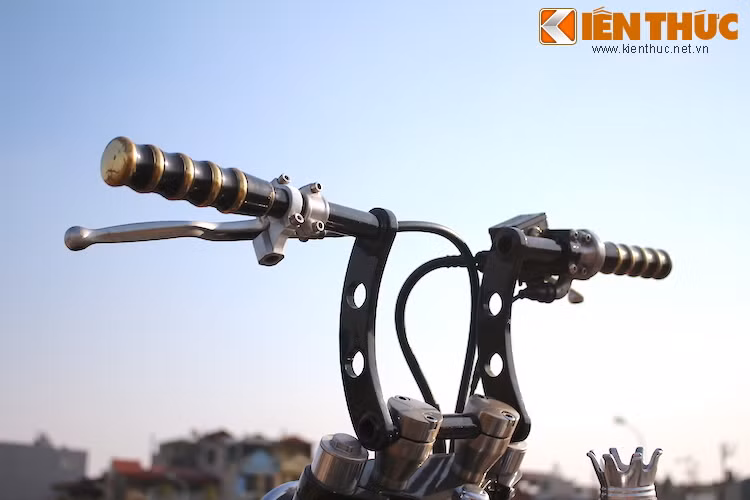 Trong khi đó, tay lái của chiếc xe có dạng cao "ape hanger", tuy nhiên được chế tác thủ công từ sắt thay vì sử dụng các loại tay bán ngoài thị trường.
