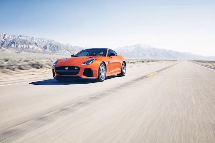 Ngay từ cái nhìn đầu tiên, có thể dễ dàng nhận ra chiếc xe thể thao Jaguar F-Type SVR so với chiếc F-Type R trước đó nhờ vào cản trước thể thao hơn với các lỗ hút gió lớn và cánh khuếch tán không khí gắn bên dưới.