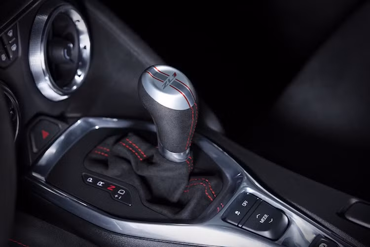 Xe được bán sẵn với hộp số sàn 6 cấp nhưng khách hàng có thể lựa chọn hộp số tự động 10 cấp (!) hoàn toàn mới. Nhờ có động cơ "khủng", Camaro ZL1 có thể tăng tốc từ 0-100 km/h chỉ trong 3,9 giây và đạt tốc độ tối đa 296 km/h.