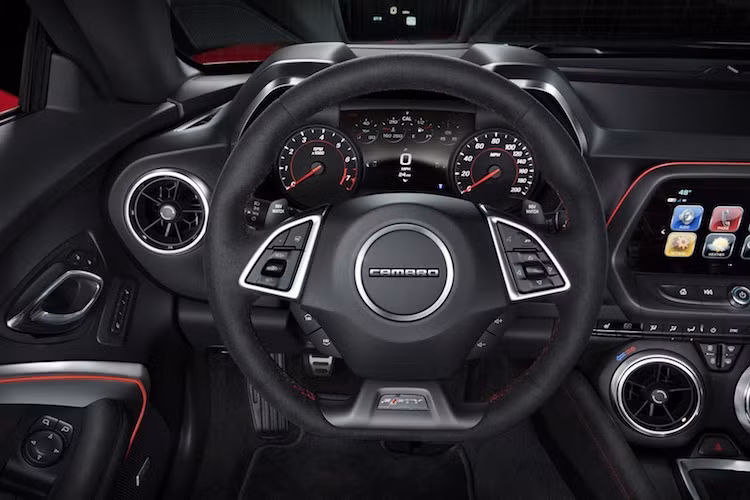 Với "chất thể thao" cực rõ rệt, Camaro ZL1 thế hệ mới đã được Chevrolet trang bị sẵn hệ thống theo dõi hiệu năng vận hành Performance Data Recorder đã từng xuất hiện trên siêu xe Corvette Stingray Z06. Bên cạnh đó, chiếc xe cũng khá hiện đại với hệ thống thông tin giải trí hỗ trợ kết nối smartphone CarPlay và Android Auto.