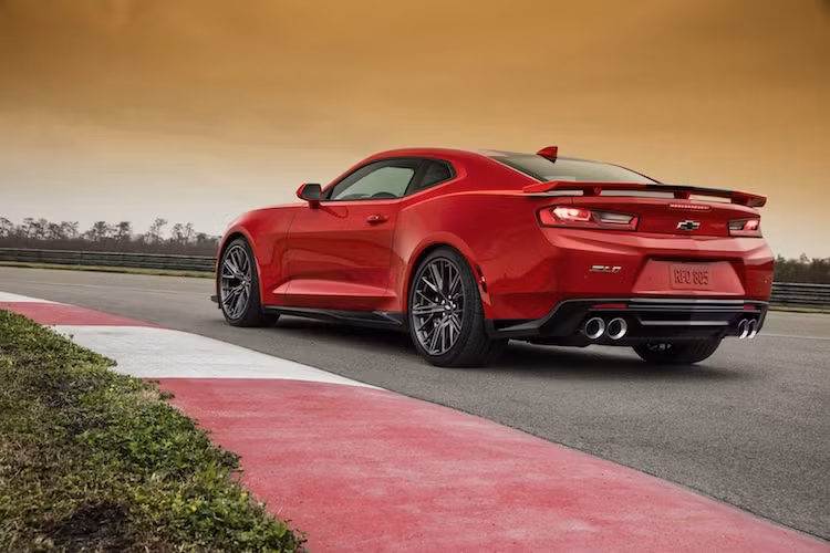 Ở bên ngoài, Camaro ZL1 gây ấn tượng ngay từ cái nhìn đầu tiên bởi cản trước với lỗ hút gió làm mát cực rộng, nắp ca-pô mới đầy "gân guốc, cánh đuôi phía sau cùng các hốc bánh trước rộng hơn.