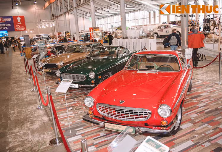 Là một triển lãm xe cổ tổng hợp, Oldtimer Gallery năm nay cũng hội tụ một dàn xe "hùng hậu" tới từ các quốc gia khác nhau, trong đó có nhiều chiếc xe rất hiếm như Jaguar E-Type, Volkswagen Beetle trong phim Herbie...