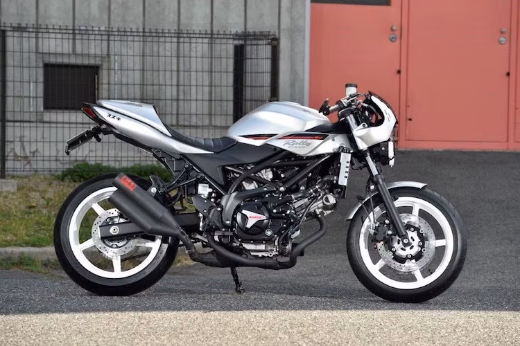 Phần thân xe của SV650 Rally concept chỉ có duy nhất điểm khác biệt đó là các tấm ốp nằm hai bên bình xăng. Mẫu xe ý tưởng này được Suzuki lựa chọn tông màu bạc và bộ tem có thiết kế đơn giản.