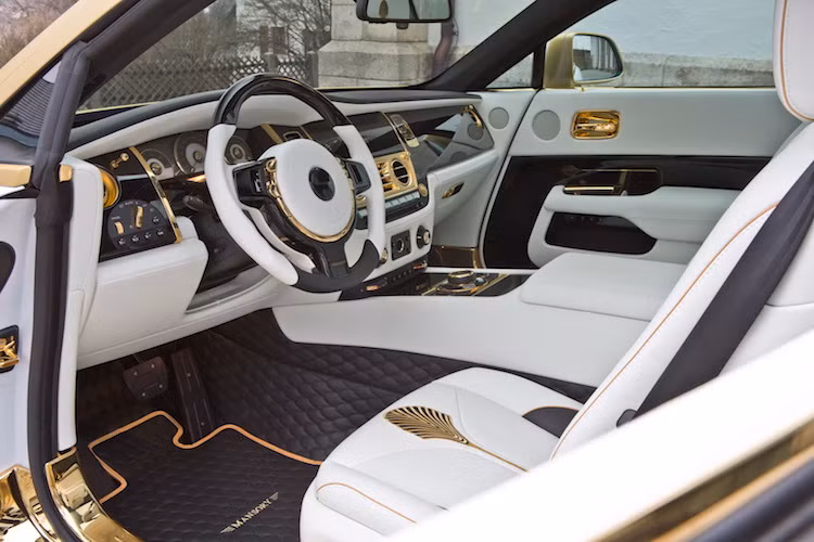 Bên trong nội thất, tông màu chính được Mansory sử dụng vẫn là vàng và trắng. Trong đó, toàn bộ các chi tiết ốp kim loại trên xe đã được mạ vàng nhưng có bề mặt bóng lộn, tương phản với màu vàng nhám bên ngoài xe.