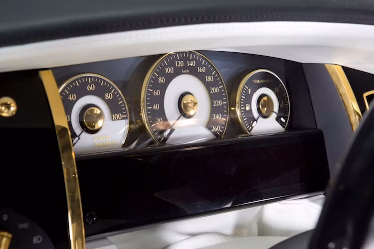 Sức mạnh này khiến Rolls-Royce Wraith Palm Edition 999 của Mansory có thể đạt hiệu năng ngang siêu xe, với thời gian tăng tốc từ 0-100 km/h trong 4,4 giây và tốc độ tối đa lên tới 300 km/h.