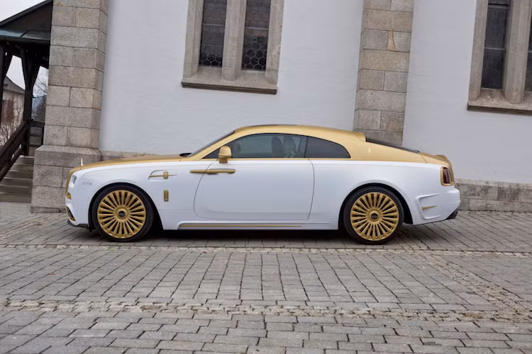 Không chỉ khiến chiếc Wraith trở nên xa hoa hơn, Mansory còn nâng cấp khối động cơ tăng áp kép 6.6l V12 của chiếc xe lên công suất tối đa 740 PS và mô-men xoắn cực đại 1000 Nm.
